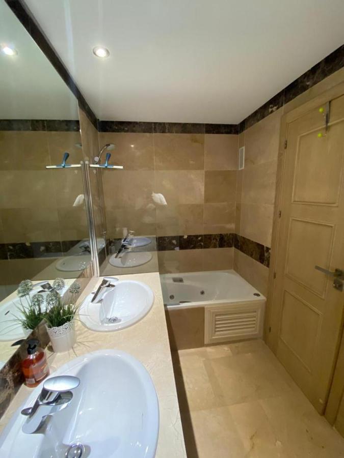 Marina Del Castillo, Duquesa Beachfront Apartment Manilva Exteriör bild